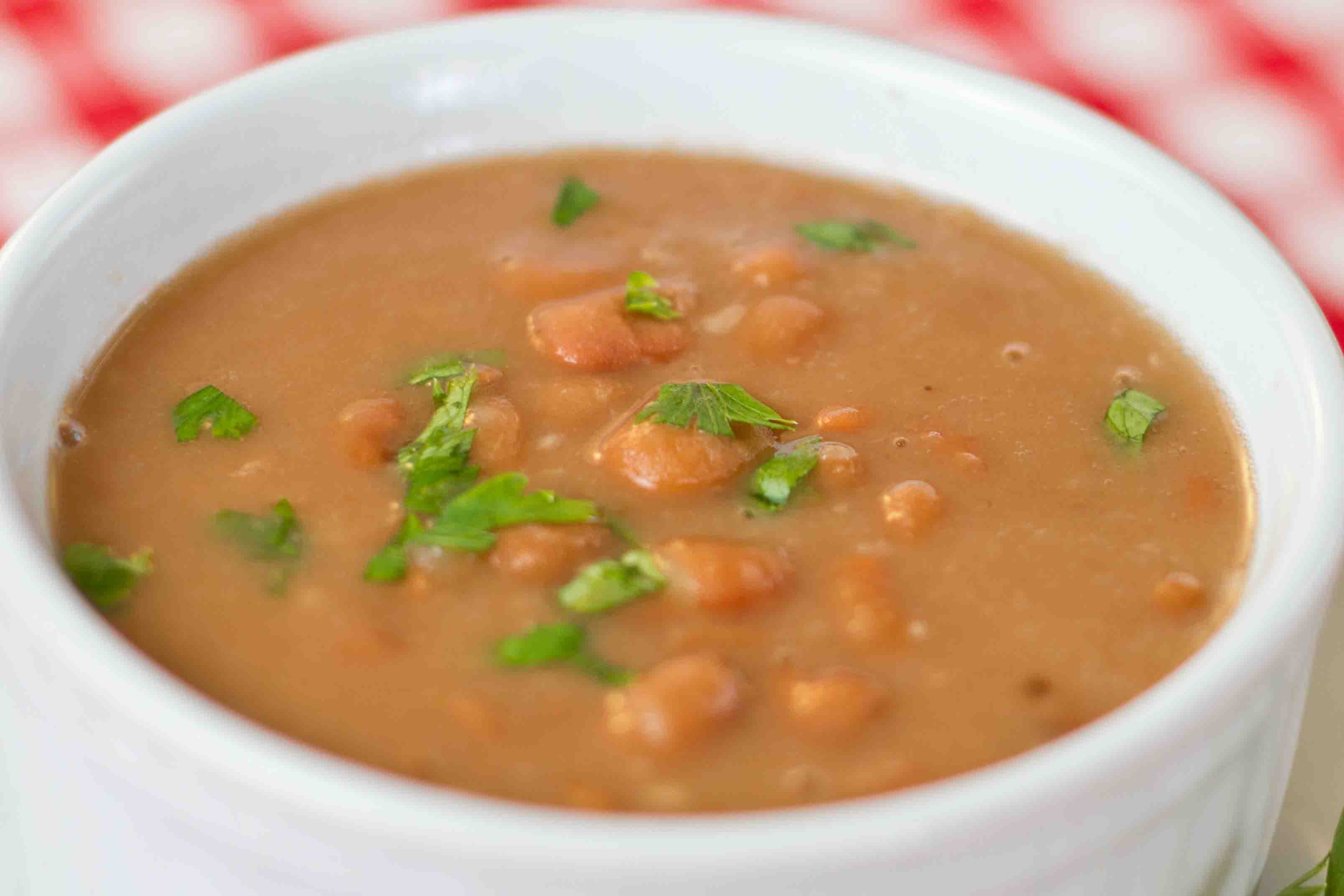 Sopa de feijão é um prato simples de fazer (Foto: Reprodução)